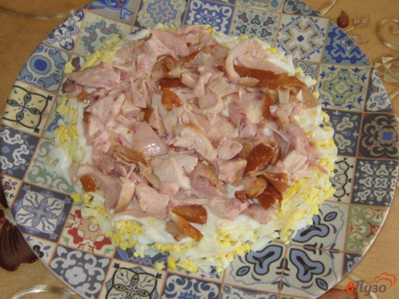 Фото приготовление рецепта: Слоеный салат  с сыром и копченой курицей шаг №5