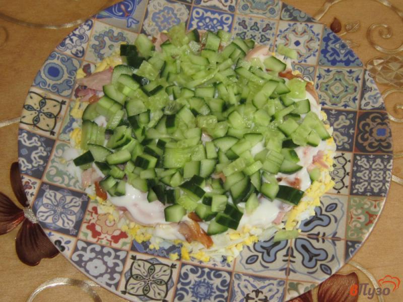 Фото приготовление рецепта: Слоеный салат  с сыром и копченой курицей шаг №7