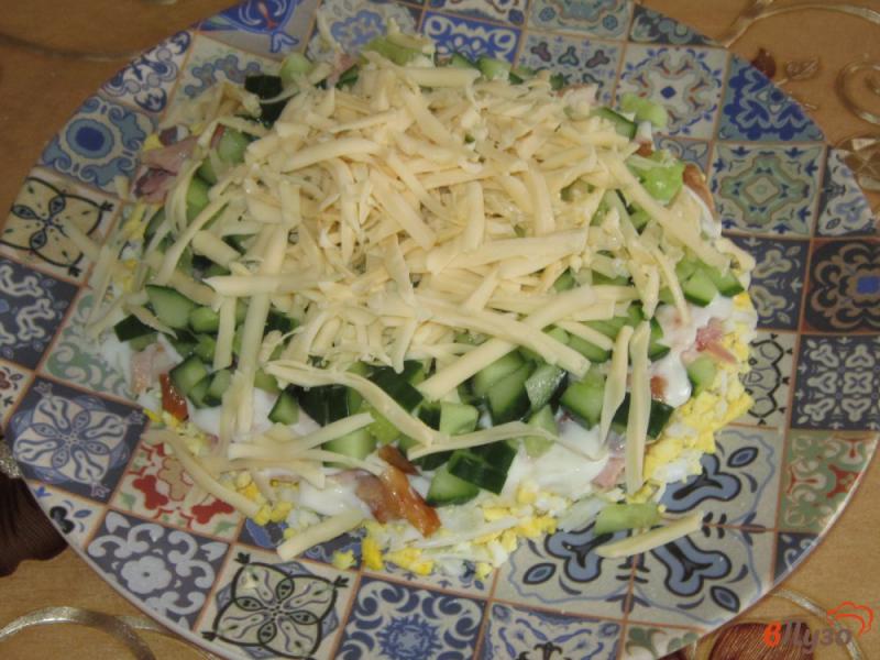 Фото приготовление рецепта: Слоеный салат  с сыром и копченой курицей шаг №8