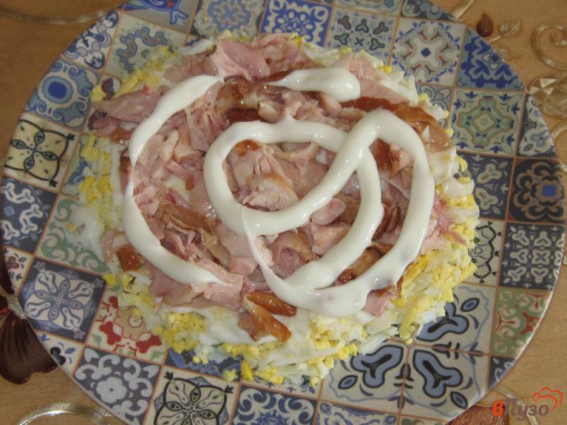 Фото приготовление рецепта: Слоеный салат  с сыром и копченой курицей шаг №6