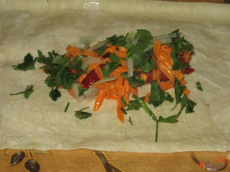 Фото приготовление рецепта: Сосиски в лаваше с морковью шаг №7