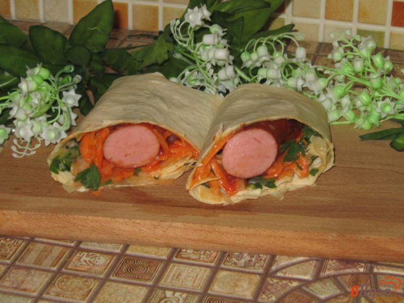 Фото приготовление рецепта: Сосиски в лаваше с морковью шаг №8