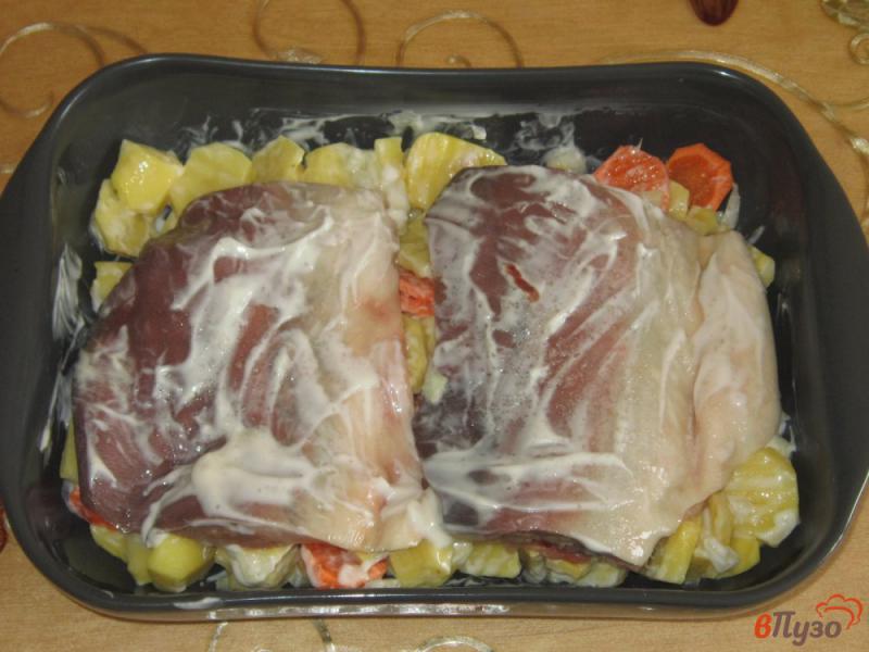 Фото приготовление рецепта: Горбуша запеченная с овощами в духовке шаг №4