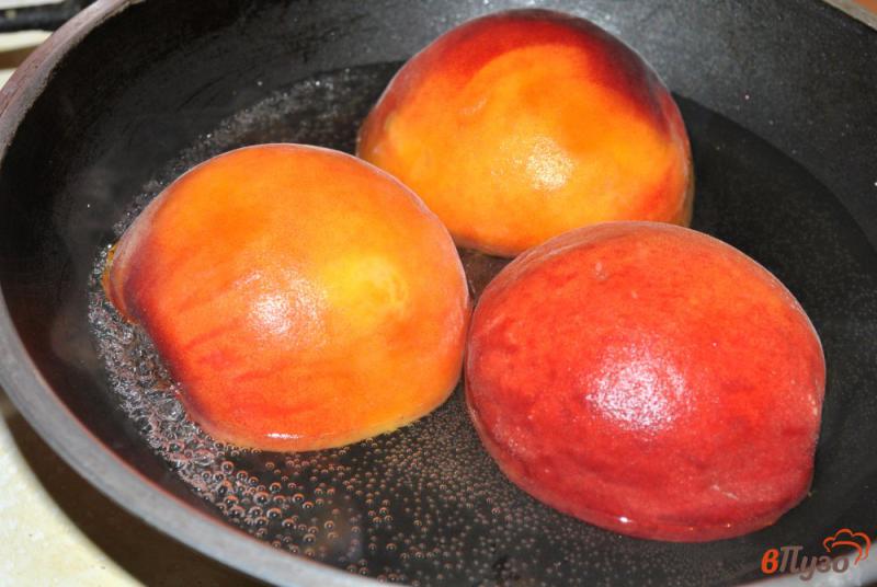Фото приготовление рецепта: Закуска под вино из персиков с сыром фета шаг №2