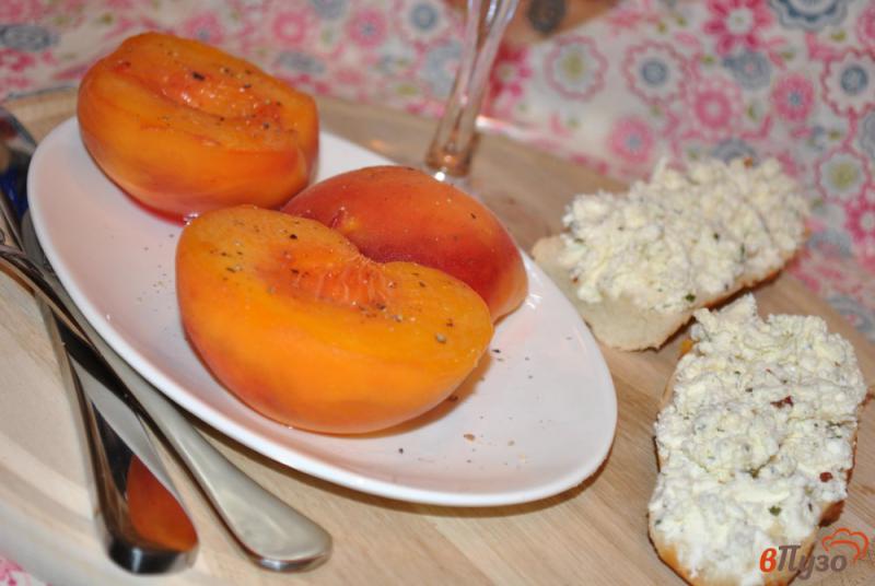 Фото приготовление рецепта: Закуска под вино из персиков с сыром фета шаг №4