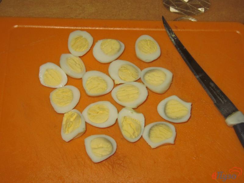 Фото приготовление рецепта: Закуска из перепелинных яиц с икрой шаг №3