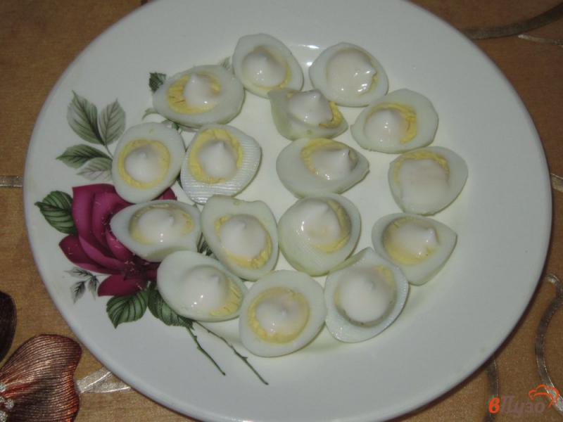Фото приготовление рецепта: Закуска из перепелинных яиц с икрой шаг №4