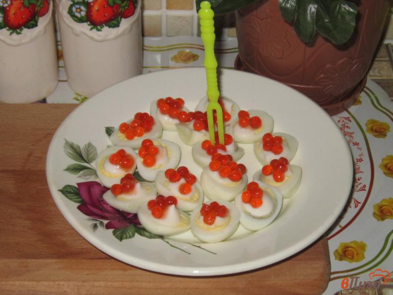 Фото приготовление рецепта: Закуска из перепелинных яиц с икрой шаг №5