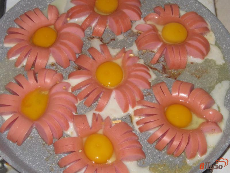 Фото приготовление рецепта: Цветы из сосисок с перепелиными яйцами на завтрак шаг №2