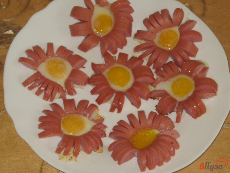 Фото приготовление рецепта: Цветы из сосисок с перепелиными яйцами на завтрак шаг №3