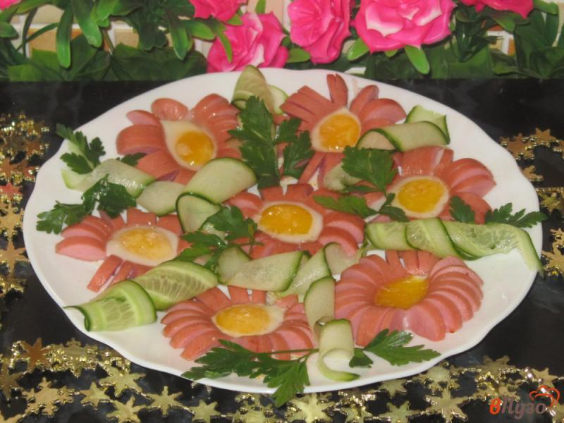 Фото приготовление рецепта: Цветы из сосисок с перепелиными яйцами на завтрак шаг №4