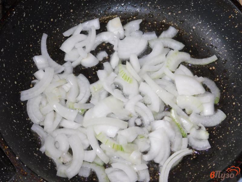 Фото приготовление рецепта: Свежие белые грибы, жареные с луком шаг №3