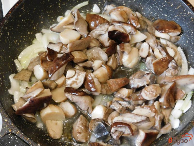 Фото приготовление рецепта: Свежие белые грибы, жареные с луком шаг №4