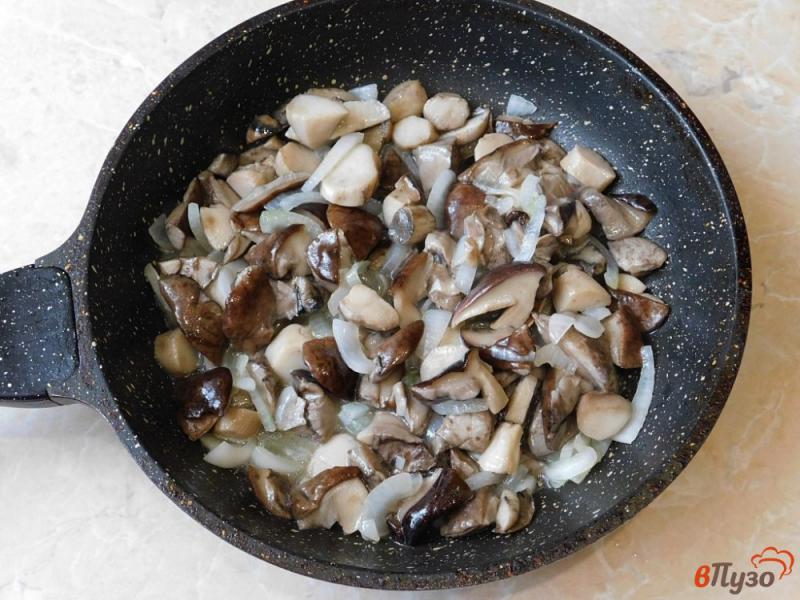 Фото приготовление рецепта: Свежие белые грибы, жареные с луком шаг №5