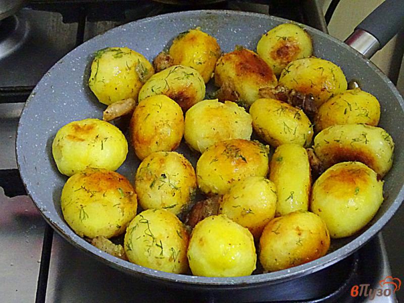Фото приготовление рецепта: Молодой картофель золотистый шаг №7