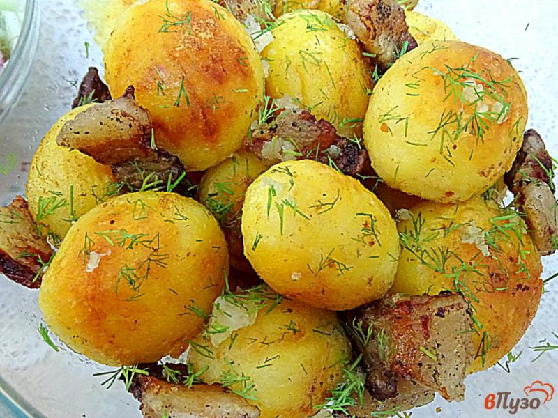 Фото приготовление рецепта: Молодой картофель золотистый шаг №8