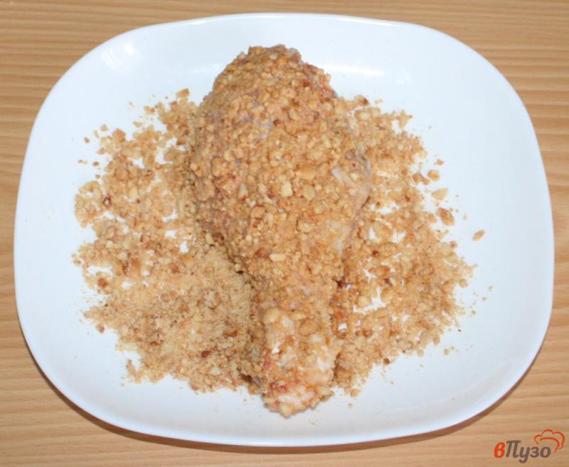 Фото приготовление рецепта: Куриные голени в арахисовой корочке шаг №4