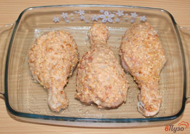 Фото приготовление рецепта: Куриные голени в арахисовой корочке шаг №5