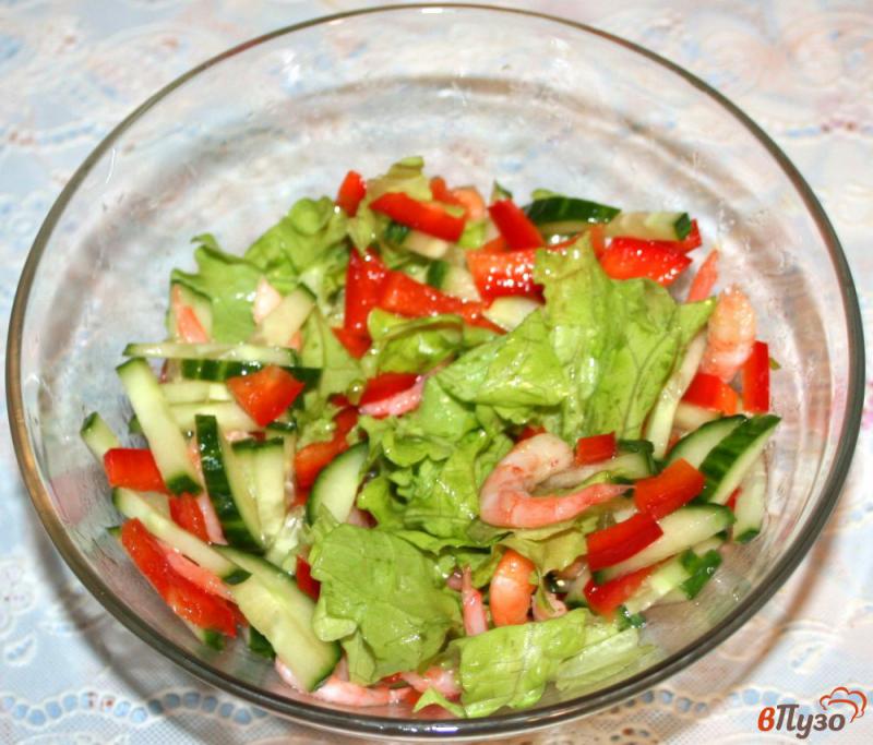 Фото приготовление рецепта: Овощной салат с креветками в тарталетках из лаваша шаг №8