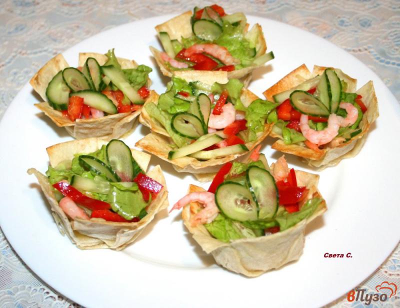 Фото приготовление рецепта: Овощной салат с креветками в тарталетках из лаваша шаг №9