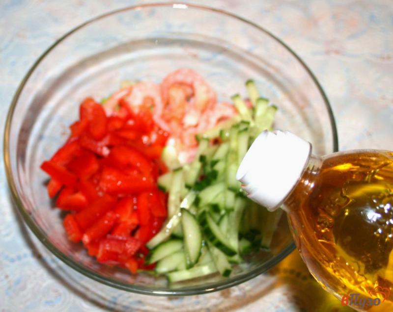 Фото приготовление рецепта: Овощной салат с креветками в тарталетках из лаваша шаг №7