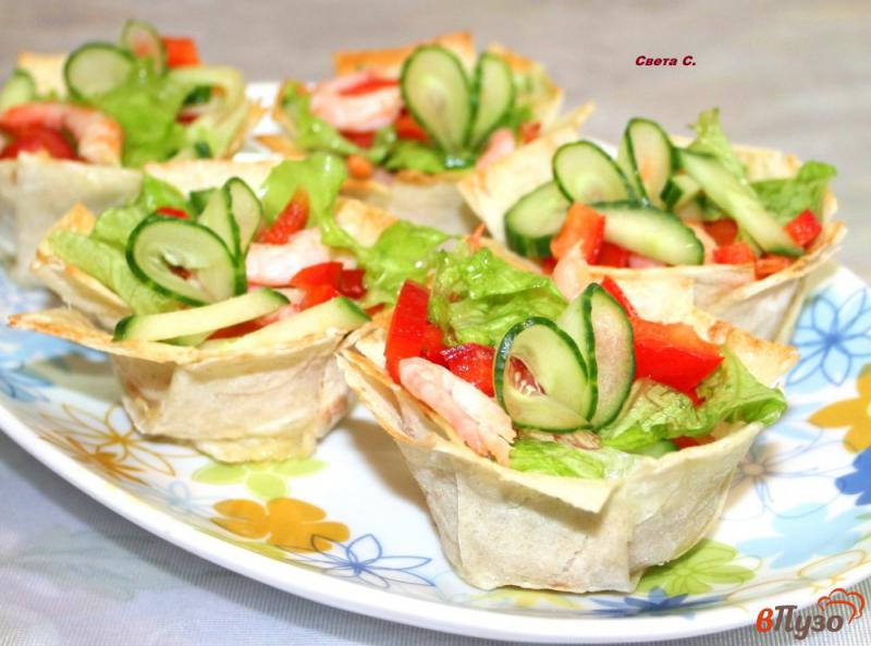 Фото приготовление рецепта: Овощной салат с креветками в тарталетках из лаваша шаг №10