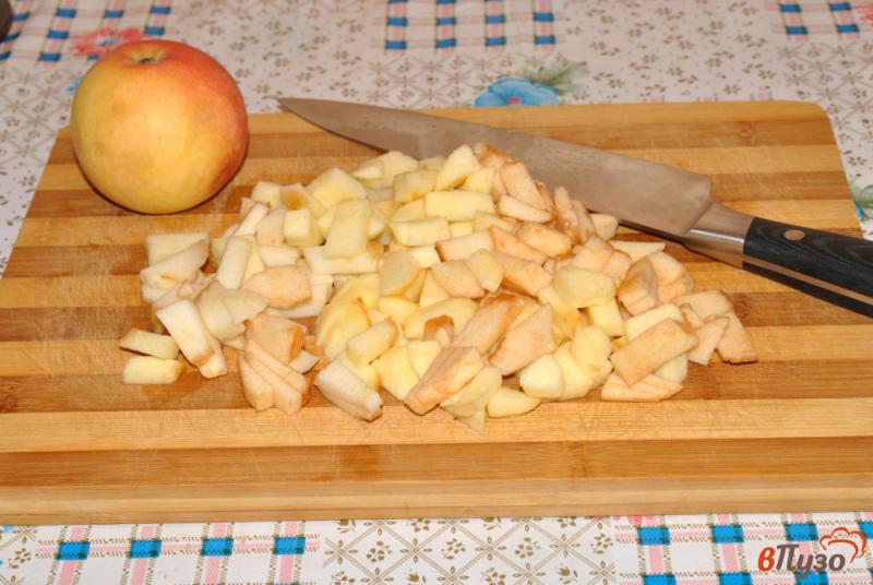 Фото приготовление рецепта: Шоколадный кекс с яблоками шаг №4