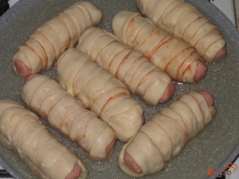 Фото приготовление рецепта: Сосиски в тесте с кетчупом шаг №8