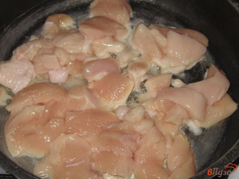 Фото приготовление рецепта: Куриная грудка тушеная с картофелем и вешенками в сковороде шаг №1