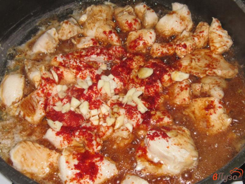 Фото приготовление рецепта: Куриная грудка тушеная с картофелем и вешенками в сковороде шаг №2