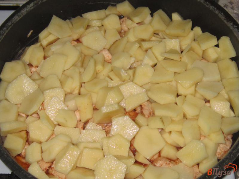 Фото приготовление рецепта: Куриная грудка тушеная с картофелем и вешенками в сковороде шаг №3