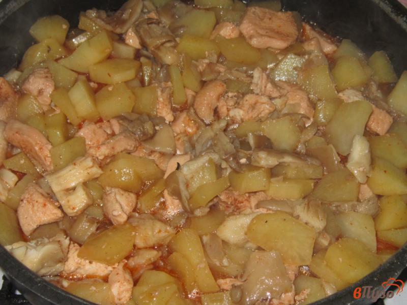Фото приготовление рецепта: Куриная грудка тушеная с картофелем и вешенками в сковороде шаг №5