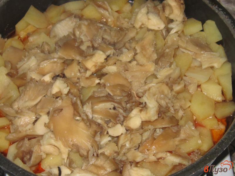 Фото приготовление рецепта: Куриная грудка тушеная с картофелем и вешенками в сковороде шаг №4
