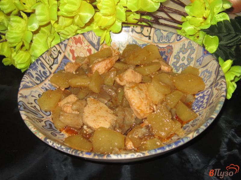 Фото приготовление рецепта: Куриная грудка тушеная с картофелем и вешенками в сковороде шаг №6