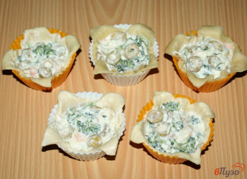 Фото приготовление рецепта: Тарталетки из домашнего теста фило с брокколи, креветками и оливками шаг №12