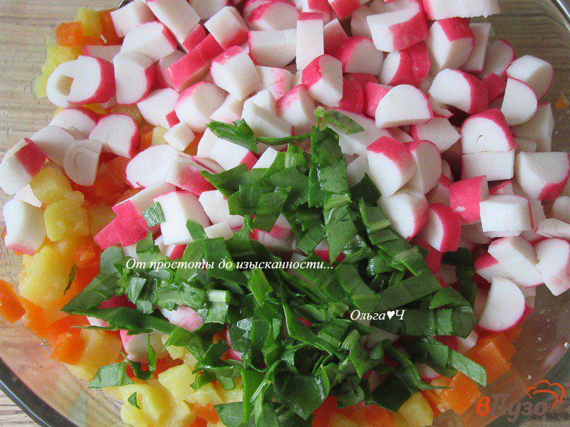 Фото приготовление рецепта: Крабовый салат с рукколой шаг №2