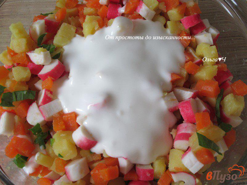 Фото приготовление рецепта: Крабовый салат с рукколой шаг №3