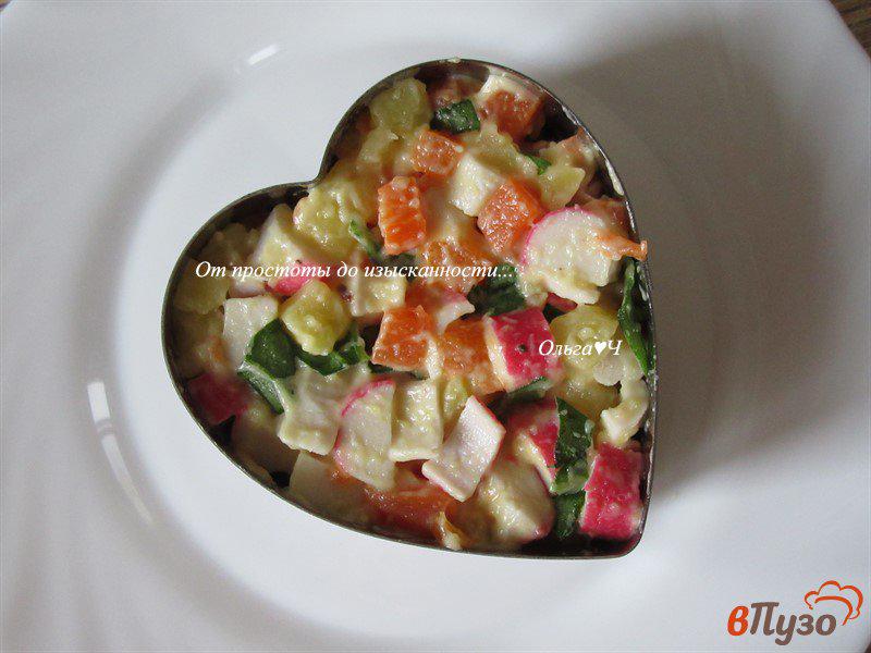 Фото приготовление рецепта: Крабовый салат с рукколой шаг №5