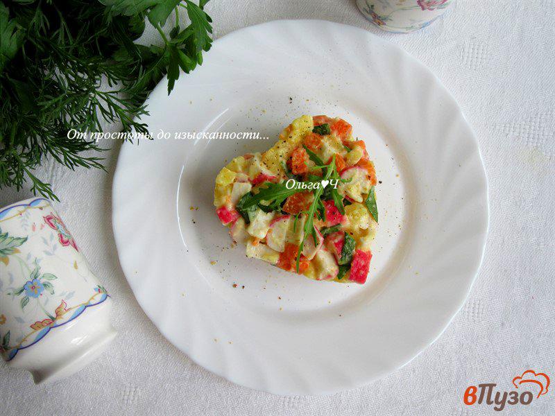 Фото приготовление рецепта: Крабовый салат с рукколой шаг №6