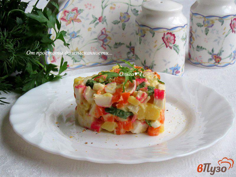 Фото приготовление рецепта: Крабовый салат с рукколой шаг №7