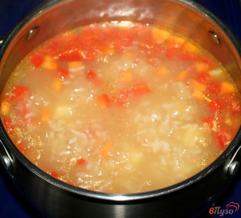 Фото приготовление рецепта: Суп с рыбными фрикадельками шаг №7