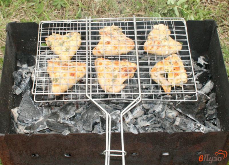 Фото приготовление рецепта: Куриные крылышки на мангале шаг №5