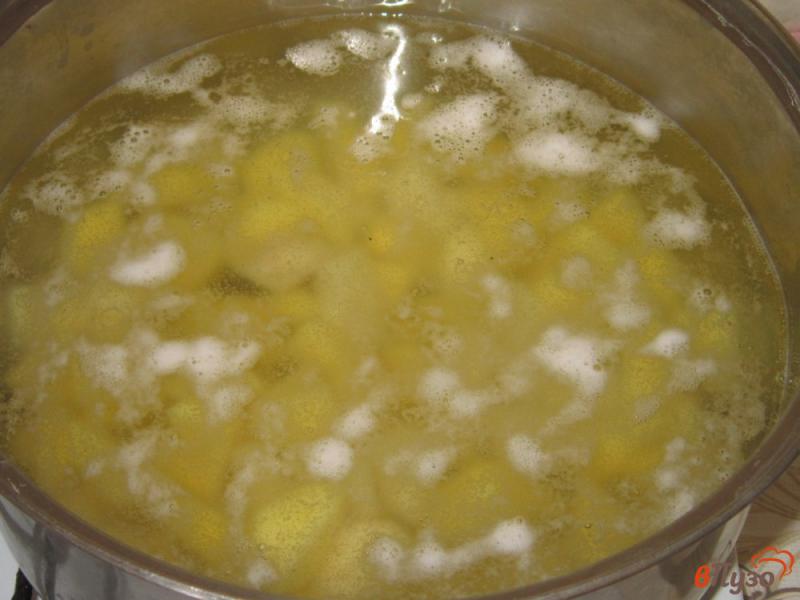 Фото приготовление рецепта: Суп из обрезков семги с грибами шаг №1
