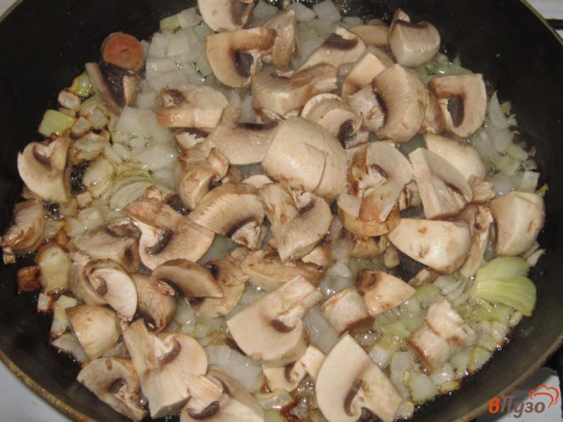 Фото приготовление рецепта: Суп из обрезков семги с грибами шаг №2