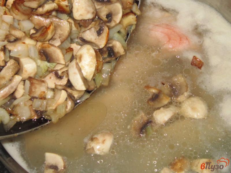 Фото приготовление рецепта: Суп из обрезков семги с грибами шаг №5