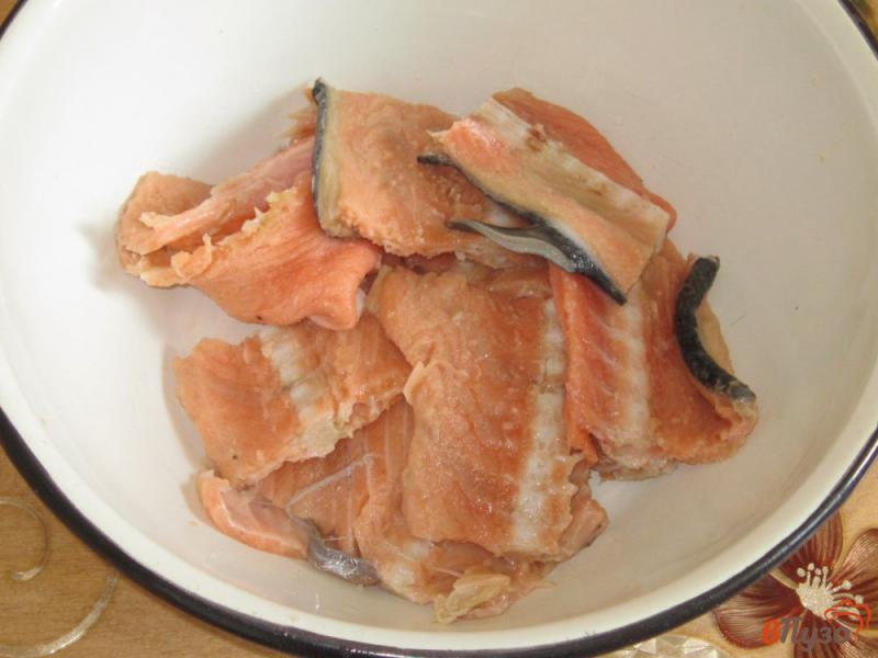 Фото приготовление рецепта: Суп из обрезков семги с грибами шаг №3