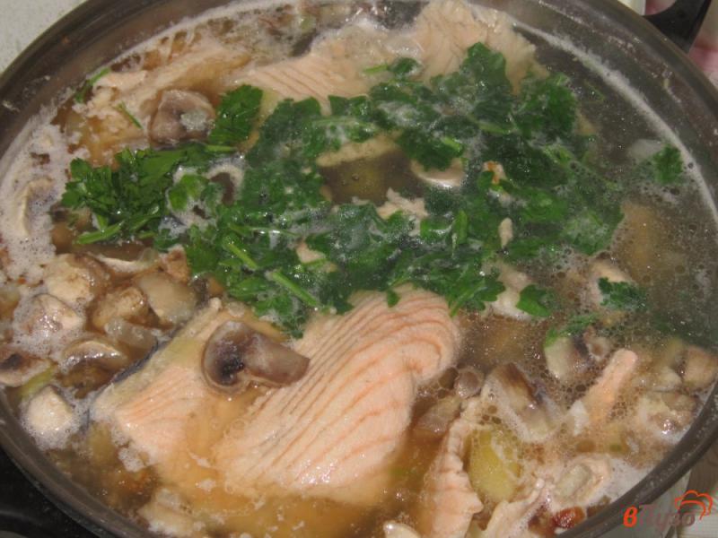 Фото приготовление рецепта: Суп из обрезков семги с грибами шаг №6