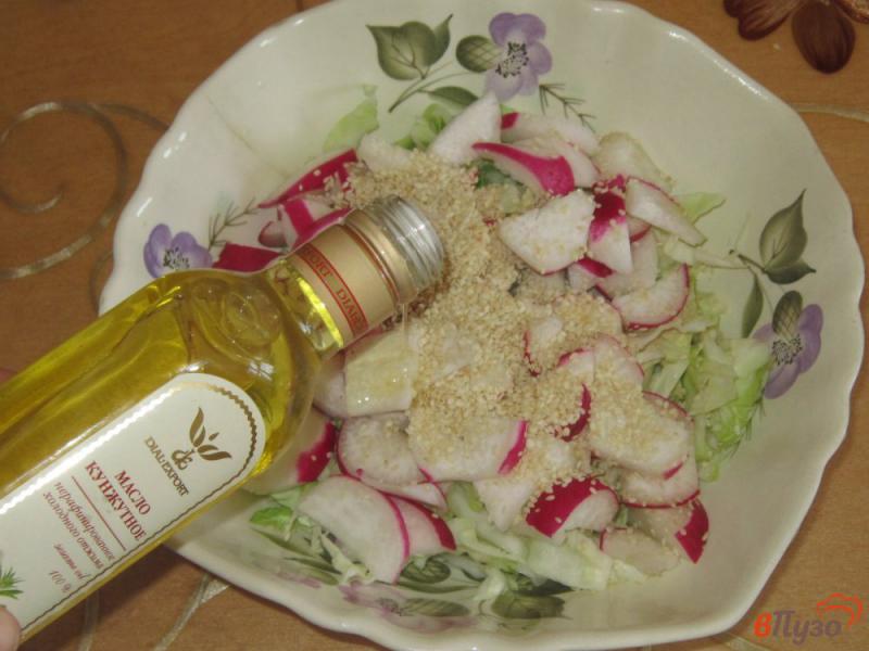 Фото приготовление рецепта: Салат из редиса с кунжутом шаг №3
