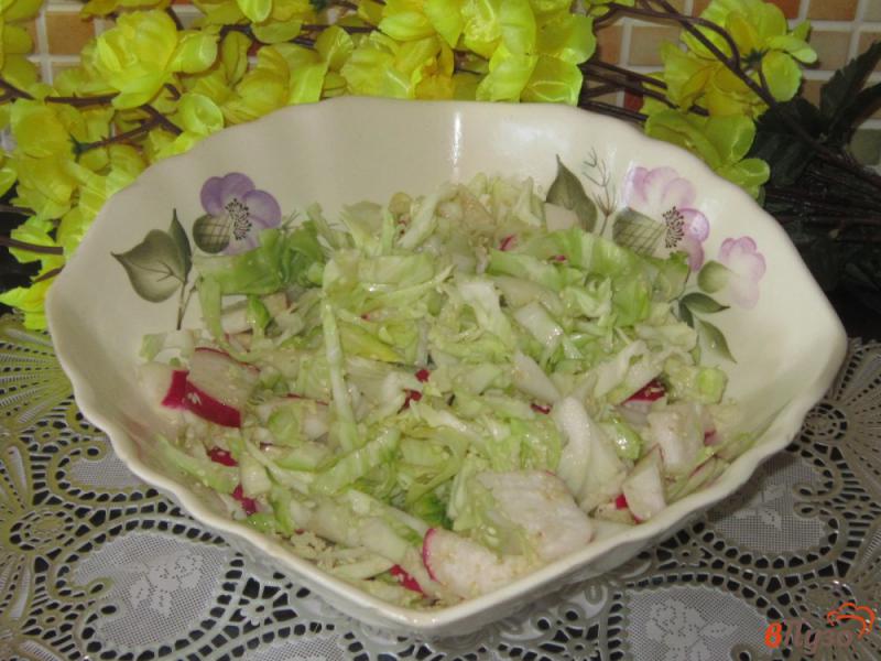 Фото приготовление рецепта: Салат из редиса с кунжутом шаг №4