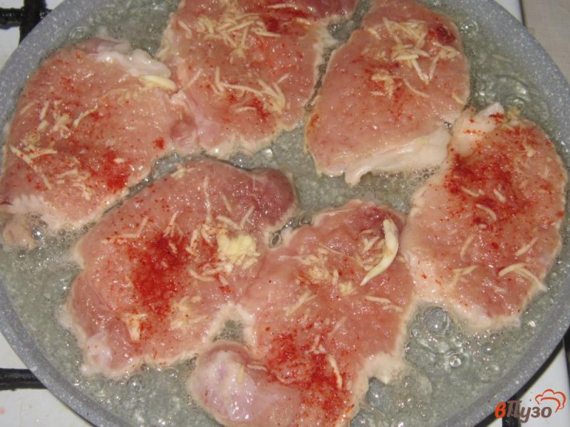 Фото приготовление рецепта: Отбивные из свинины с чесноком и острым перцем шаг №3
